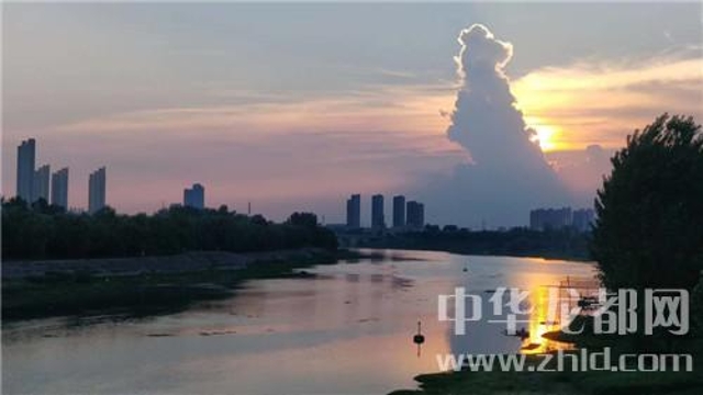 為了這朵云，周口人聚集在大慶路橋上……