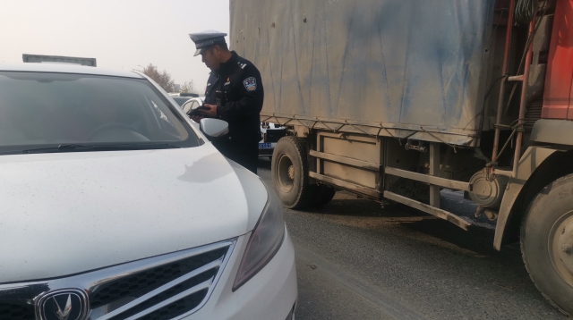 周口限行第一天，交警蜀黍上路勸返近百輛車