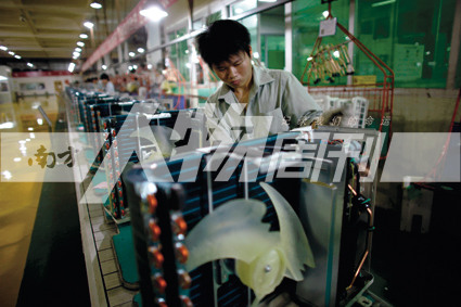 2010年5月10日，珠海格力電器工廠里，工人正在流水線上生產(chǎn)家用空調(diào)（方迎忠）