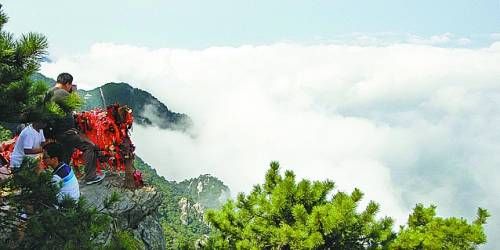  廬山云霧變幻莫測，常常轉(zhuǎn)瞬間便換了模樣。